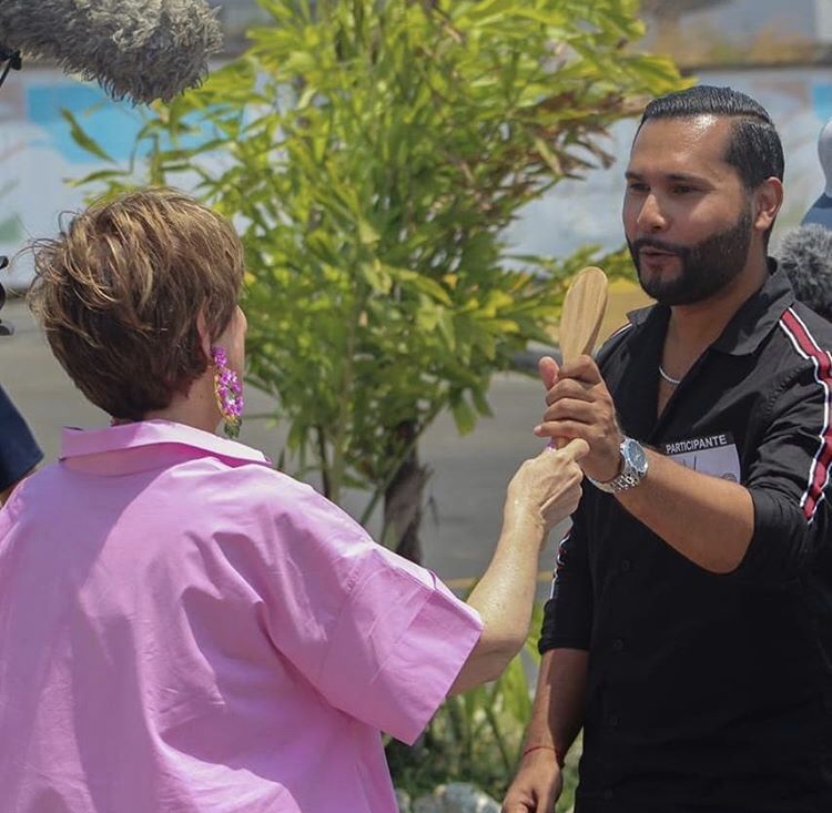 MallTVPTY's tweet photo. @gabogrimaldo recibió la cuchara de la mano de @cuquitac y obtuvo la oportunidad de continuar en la competencia. ¡Pero los retos apenas empiezan! #Mall #Repost @cuquitacookita
Patrocinador oficial: @super99_panama
#MasterChefPma #MasterChef #MasterChefPanama https://t.co/9YuC7CyO52