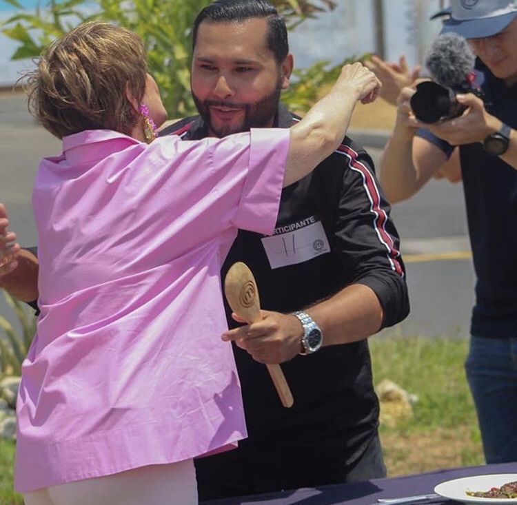 MallTVPTY's tweet photo. @gabogrimaldo recibió la cuchara de la mano de @cuquitac y obtuvo la oportunidad de continuar en la competencia. ¡Pero los retos apenas empiezan! #Mall #Repost @cuquitacookita
Patrocinador oficial: @super99_panama
#MasterChefPma #MasterChef #MasterChefPanama https://t.co/9YuC7CyO52