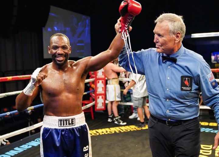 Thompson and Hawkins Collect Wins in Dominating Fashion - is.gd/vlEgS2