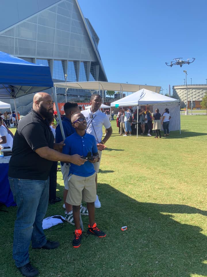 SouthernCompany's tweet photo. Our employees are spending the day with students from Full STEAM Ahead, participating in hands-on learning activities centered around science, technology, engineering, art and math. It’s a great day to be in the @HomeDepot Backyard at @MBStadium! https://t.co/QihvrQ85mg