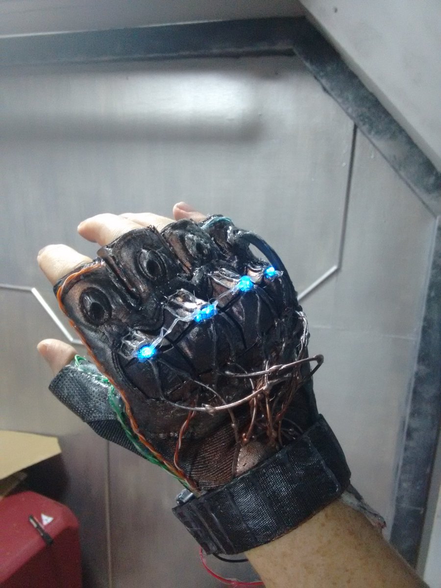 HawkShortFilm's tweet photo. Electric #knuckle-dusters

#Hawk #scifi #filmprop #electricgloves https://t.co/0Sl5P48ogP