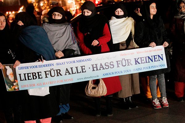 MartinFontana19's tweet photo. @SPIEGEL_Politik Muslime wünschen uns ALLEN (also auch Juden) nur Liebe und nochmals Liebe, und das Beste auf der Welt noch dazu.   
Der Antisemitismus kann also NICHT von den Muslm*innen kommen... 
Da bleiben nur noch die Neonazis übrig, die schon wieder überall aus den Löchern kriechen ... https://t.co/6MVYjti5GX