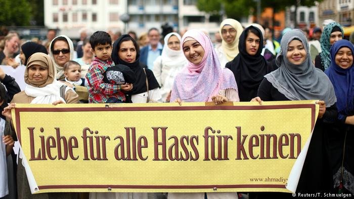 MartinFontana19's tweet photo. @SPIEGEL_Politik Muslime wünschen uns ALLEN (also auch Juden) nur Liebe und nochmals Liebe, und das Beste auf der Welt noch dazu.   
Der Antisemitismus kann also NICHT von den Muslm*innen kommen... 
Da bleiben nur noch die Neonazis übrig, die schon wieder überall aus den Löchern kriechen ... https://t.co/6MVYjti5GX