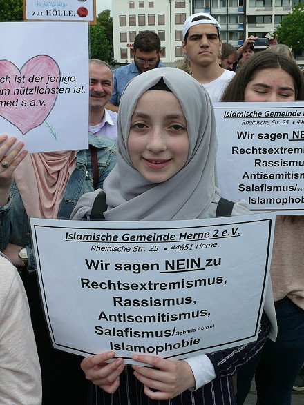 MartinFontana19's tweet photo. @SPIEGEL_Politik Muslime wünschen uns ALLEN (also auch Juden) nur Liebe und nochmals Liebe, und das Beste auf der Welt noch dazu.   
Der Antisemitismus kann also NICHT von den Muslm*innen kommen... 
Da bleiben nur noch die Neonazis übrig, die schon wieder überall aus den Löchern kriechen ... https://t.co/6MVYjti5GX