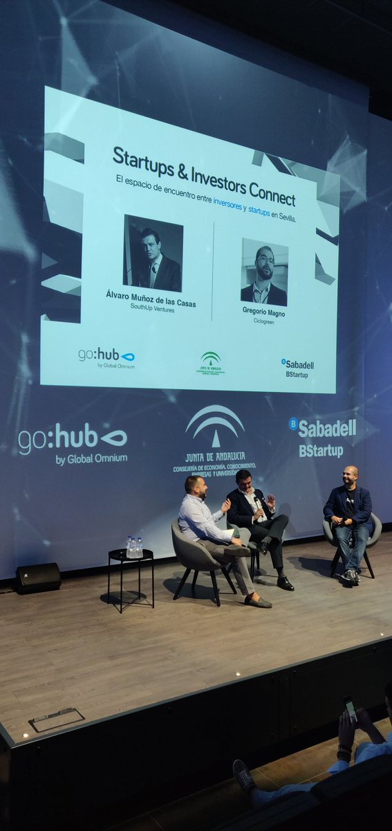 Empieza la charla entre Álvaro Muñoz de las Casas (<a href="/southupventures/">SouthUp Ventures</a> sólo invierte en startups de Andalucía) y <a href="/GregoMagno/">Gregorio Magno Toral</a> de <a href="/Ciclogreen/">Ciclogreen</a>. Modera <a href="/AngelBuigues/">Ángel Buigues</a>. #SiConnect