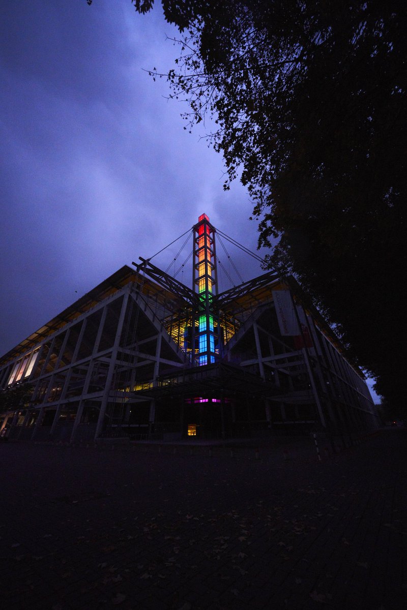 fckoeln's tweet photo. 🏳️‍🌈 Unter dem Titel „Lebe wie du bist“ treten der #effzeh und die @Koelner_Haie_72 beim Diversity-Day für eine bunte Gesellschaft ein. Auch die Kölner Sportstätten GmbH setzt ein Zeichen und lässt die Stadion-Pylonen in Regenbogenfarben leuchten. #lebewiedubist https://t.co/5pBXOnPaac