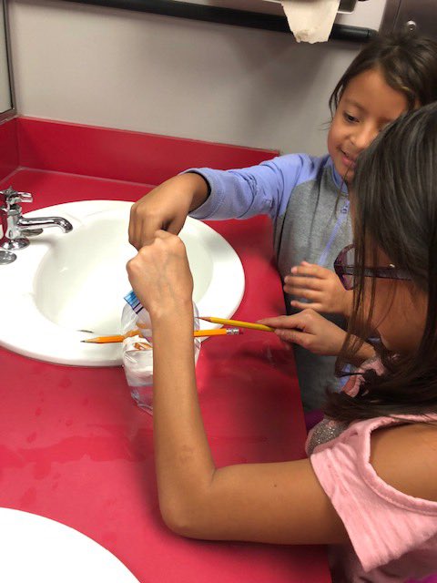 abileneisd_sci's tweet photo. Mrs. Wills class at Ortiz had a blast investigating matter using plastic bags and pencils! #CelebrateAISD https://t.co/llbqGFVru5