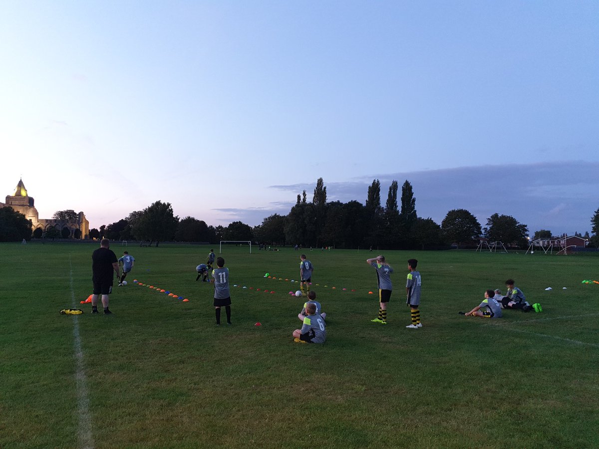 Enright2214's tweet photo. Twilight training session for the @CrowlandJFC U12 Black side. A bit of quick feet drills. Time to break the floodlights out soon. #GrassIsClass https://t.co/2rFm4tJQjp