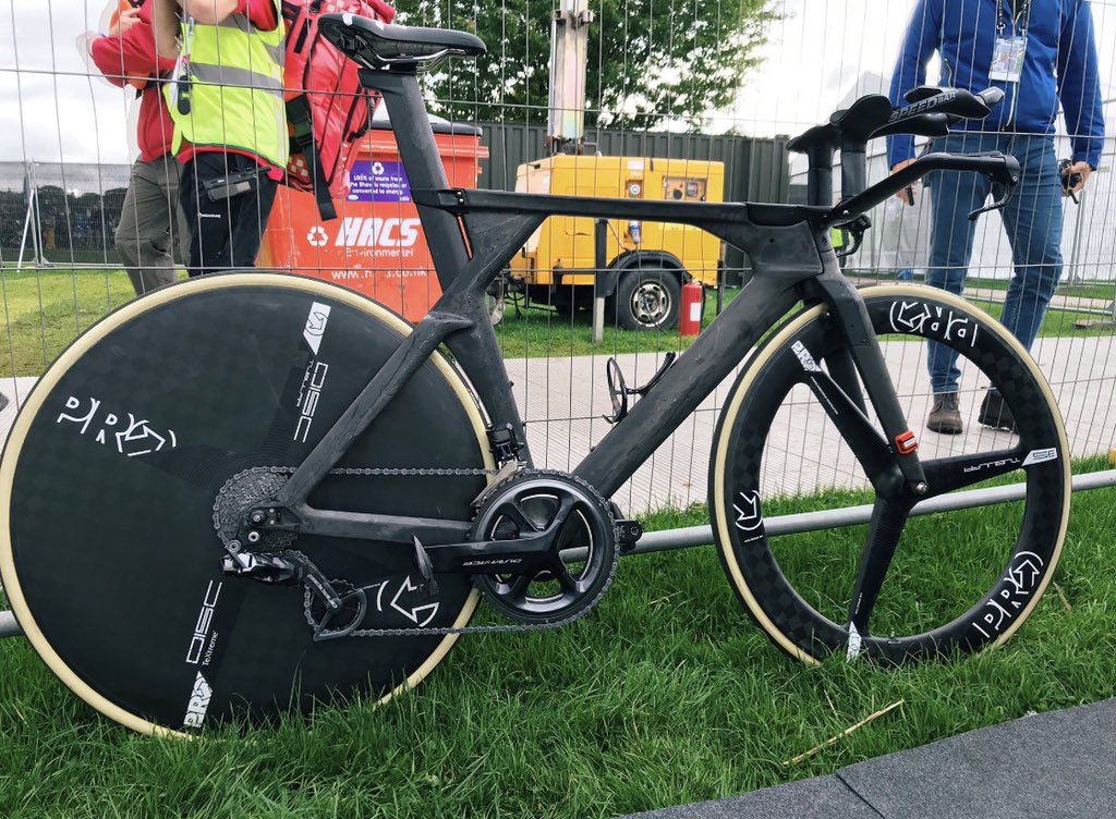 Rohan Dennis wins the Elite Men’s TT on this blanked out machine! We have the real ones in stock!!
#Yorkshire2019 #BMC #Ride_BMC #Timemachine athlostriathlon.com/cycling/bikes/…