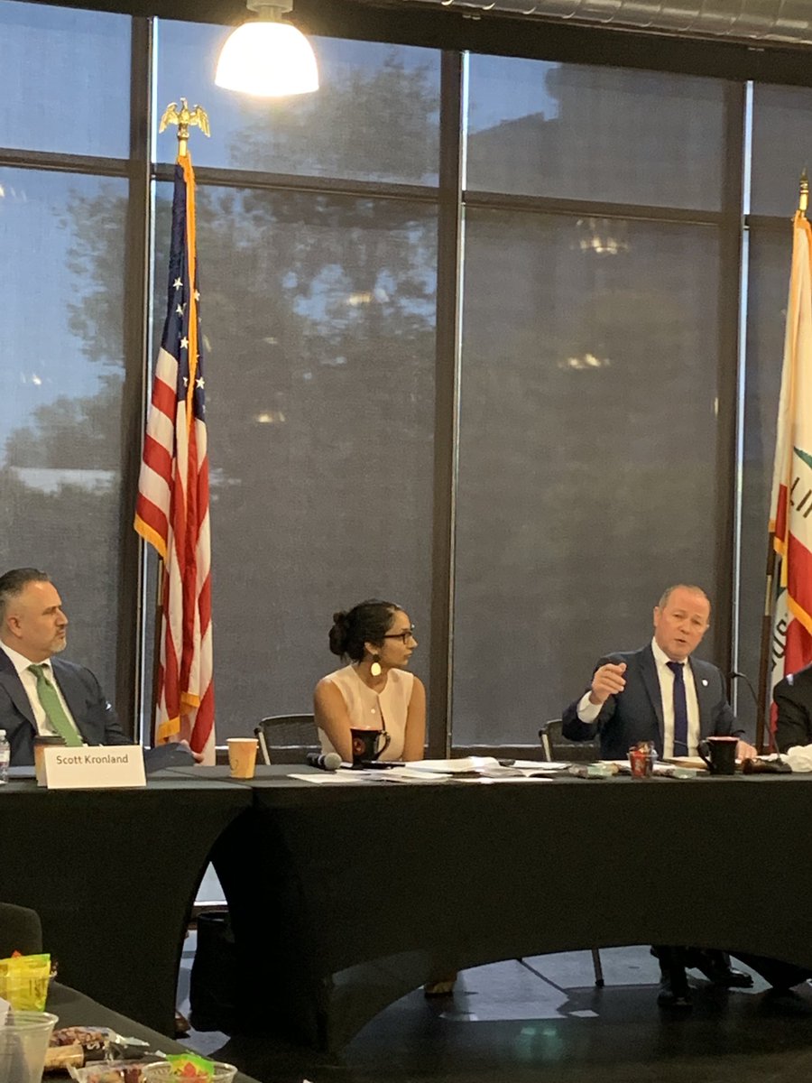 Lemmonsdtrades's tweet photo. #RobbieHunter @veenadubal talk about #AB5 and how it will #DisruptInequality.  The #gigeconomy past use of independent contract employees has led to workers abuses and high levels of  miss-classification and poverty.  ”Hero’s Of The Labor Movement”@cdiaz916 @LorenaSGonzalez💚💚💚 https://t.co/LQc60MHpPG