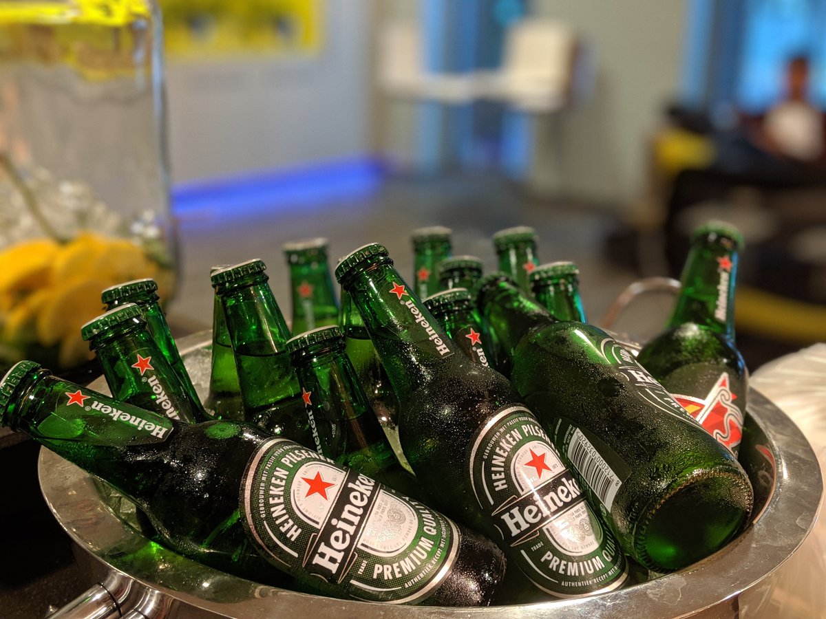 Samosa and beer invasion at <a href="/hardwear_io/">hardwear.io</a> 😍