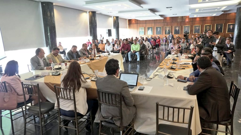 FiscalizacionAN's tweet photo. Sesión N°044| Se recibe a autoridades de @CNEL_EP y @CELEC_EP, quienes se referirán a las denuncias sobre problemas en el manejo de las empresas. Inicia la sesión con la presentación de los informes de las visitas a las instalaciones de la CNELEP realizada por los Asambleístas. https://t.co/Bt8BP8Iypq