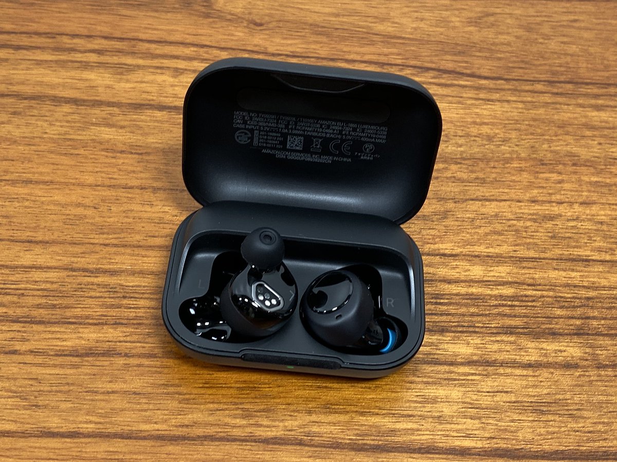 LanceUlanoff's tweet image. Here are Echo Buds in their case! #AmazonEvent