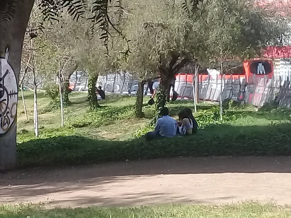 SurVerso's tweet photo. Encorbatado culiao...a la vista. Llora pobreza y gasta delante de los locales. #Puto https://t.co/VPK21Lyzgu