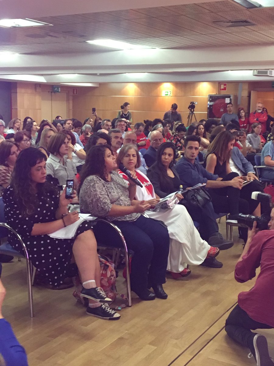 sempalucm's tweet photo. .@Caro_Elias_sv de @sedoac pregunta a @dilmabr y a @MEugeniaRPalop: "¿de qué manera se puede articular nuestra lucha como trabajadoras del hogar con los espacios de representación en los que estáis trabajando?”. 

#DilmaRousseff #DialogosFeministas https://t.co/onYuzj9D4D