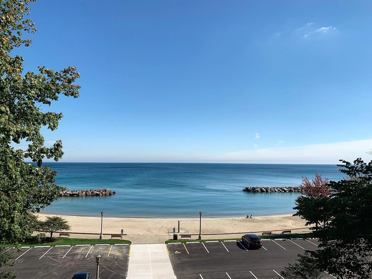 Coach_Mulford's tweet photo. One of the best things about our beautiful campus is that Lake Forest Beach is only a quick 10 minute walk from campus🌊 #WhyLakeForestCollege #WhyWednesday #ForestFreaks @LFC_FOOTBALL https://t.co/Sdp4sHe12w