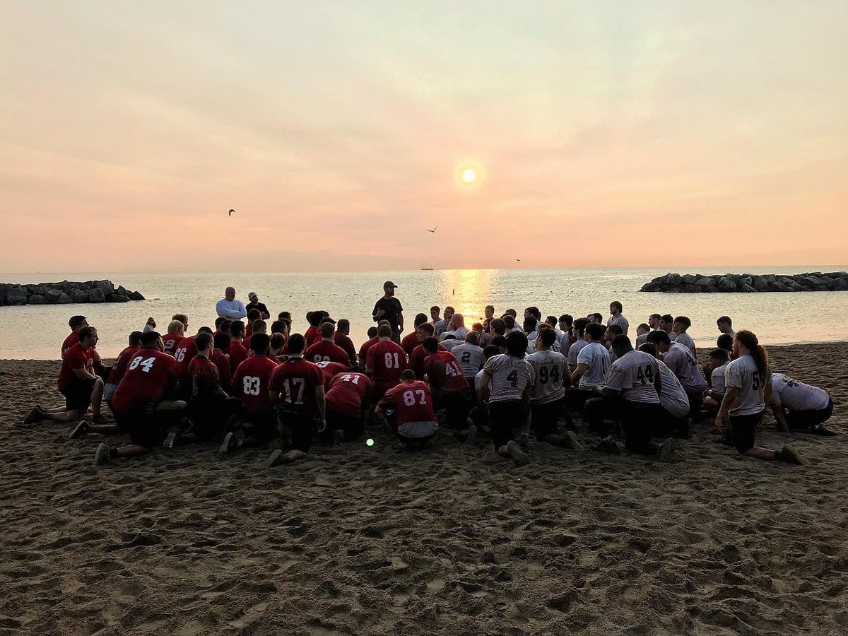 Coach_Mulford's tweet photo. One of the best things about our beautiful campus is that Lake Forest Beach is only a quick 10 minute walk from campus🌊 #WhyLakeForestCollege #WhyWednesday #ForestFreaks @LFC_FOOTBALL https://t.co/Sdp4sHe12w