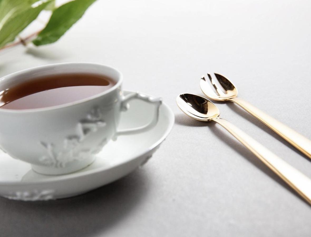 WalkingMatters's tweet photo. Loving this photo of golden pieces from @vera_pure's MoonLashes silverware collection perfectly matching this beautiful retro-cup, we're wishing you a wonderful day! ⁠💛⁠⠀
Photo by @farukpinjo 
#TabletopMatters https://t.co/cTEP1cZlHr