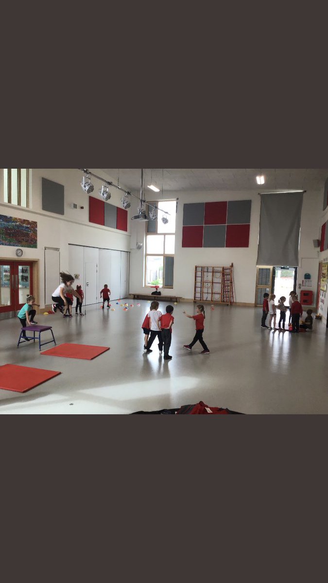 ParcyTywyn's tweet photo. Blwyddyn 2 Mr Evans yn mwynhau amrywiaeth o weithgareddau hwyl yn ystod sesiwn Ymarfer Corff heddiw #neidio #mesur #perfformio #rhedeg #amseru #cydweithio https://t.co/bJT34npeSh