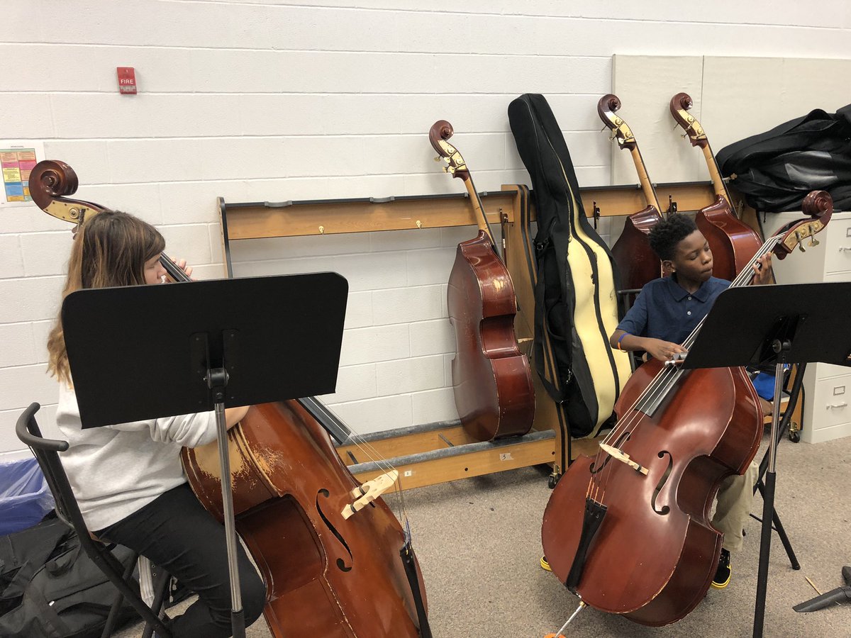 RamseyOrch's tweet photo. 6th grade orchestra working in groups, striving to be emerging innovators and effective communicators! #Popcorn #WorkingForSuccess @RamseyMS_JCPS @RamseyPrincipal https://t.co/lpiZSKajCC
