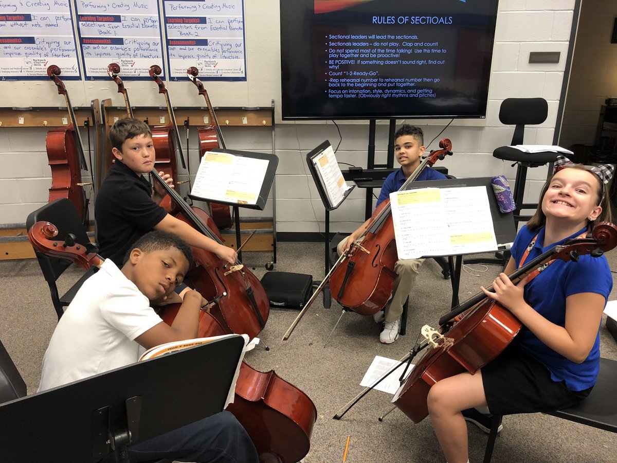 RamseyOrch's tweet photo. 6th grade orchestra working in groups, striving to be emerging innovators and effective communicators! #Popcorn #WorkingForSuccess @RamseyMS_JCPS @RamseyPrincipal https://t.co/lpiZSKajCC