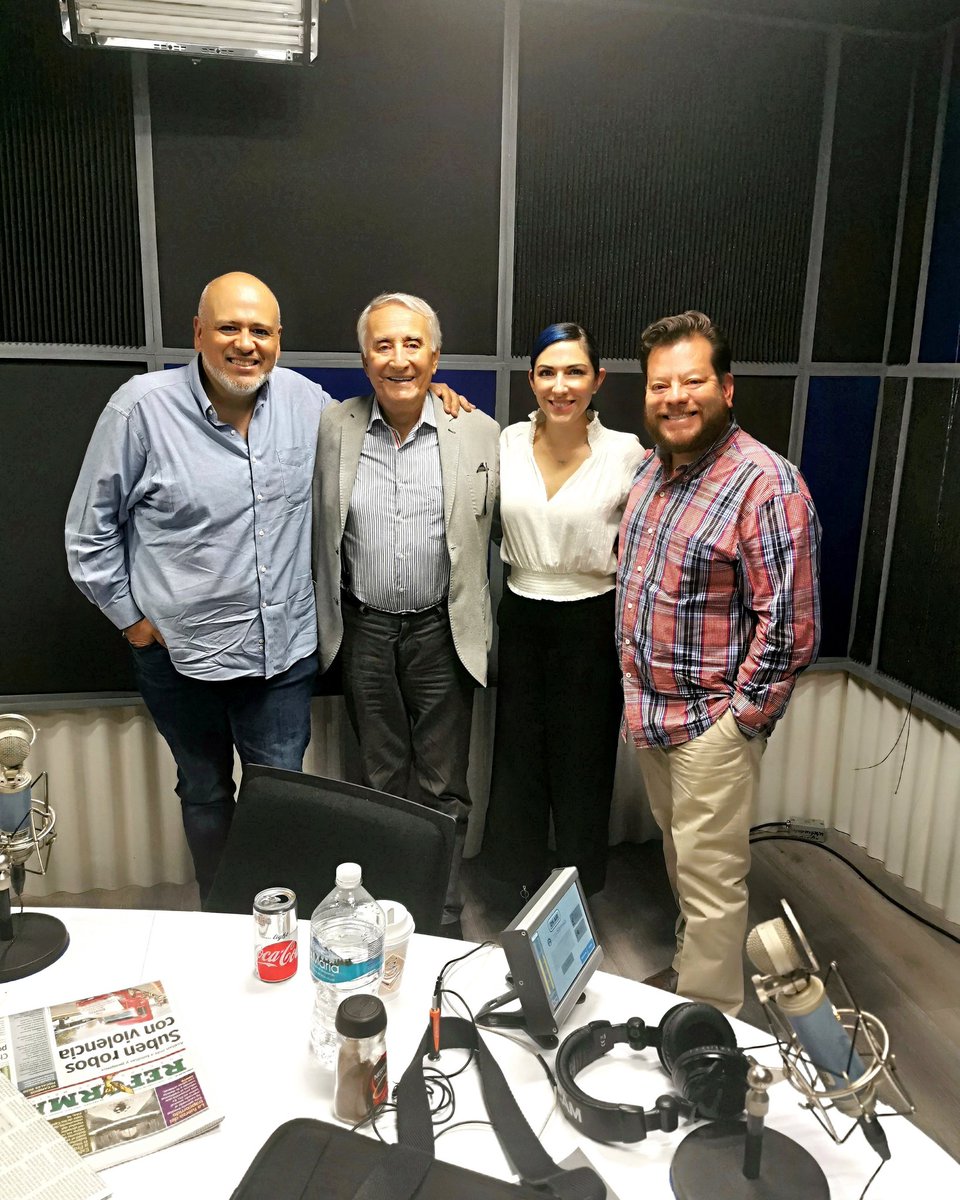 PatoCastillofic's tweet photo. Estupenda entrevista con @ReneFranco y todo el equipo de @La_Taquilla gracias por ese recibimiento a #DonGregorio de #MiQueridaHerencia y todos sus comentarios para mi persona y mi carrera.#NoSePierdan @QueridaHerencia @eliassolorio al terminar #DeniseMerker por @Canal_Estrellas https://t.co/NMxMyMc7jW