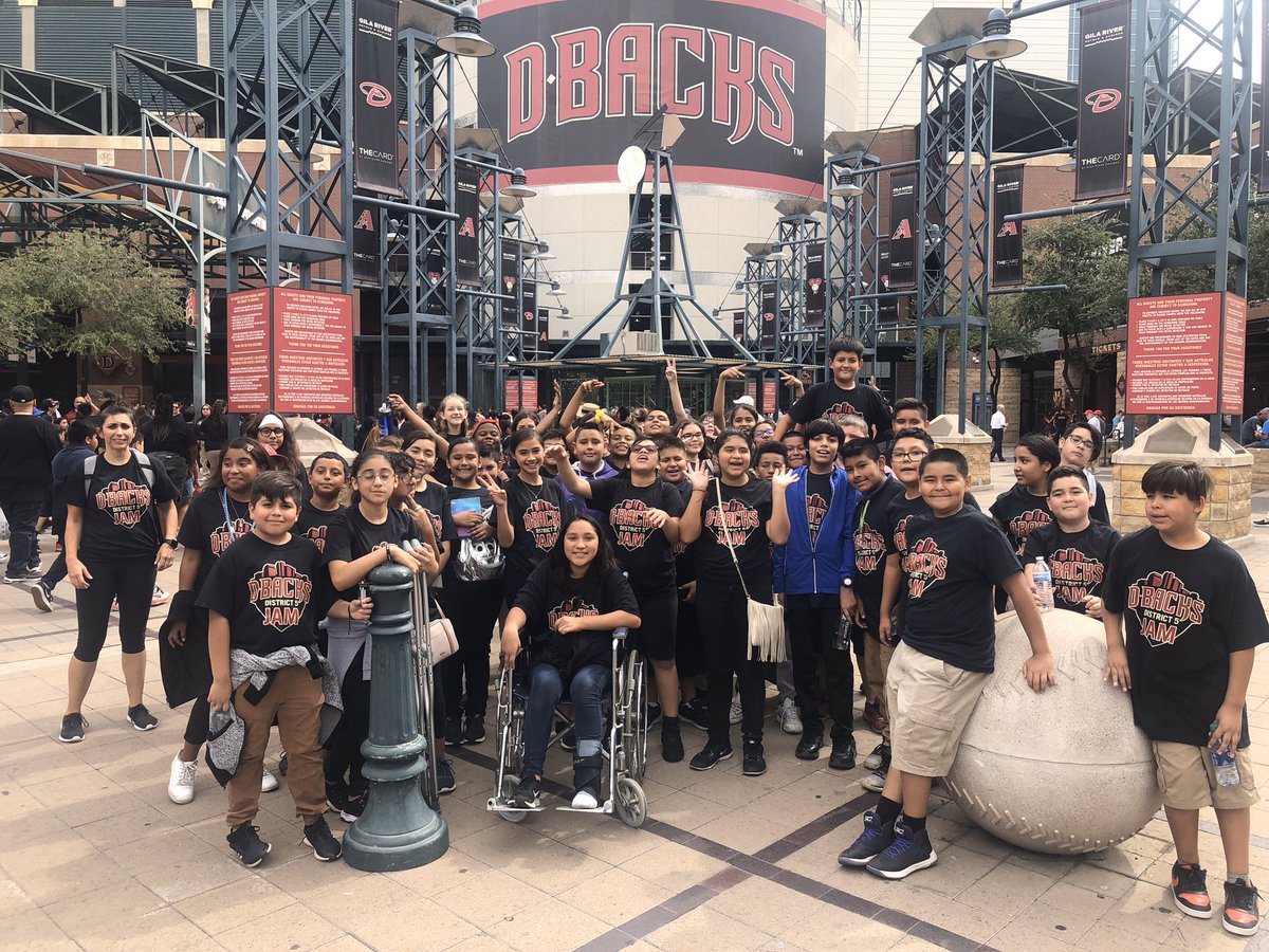 GLDDbacks's tweet photo. Check our our awesome 6th grade #GLDDbacks at the @Dbacks game! #DbackJam @Steve_Gallardo @CartwrightSD #OneTeamUnaFamilia https://t.co/d52CrWLpcr