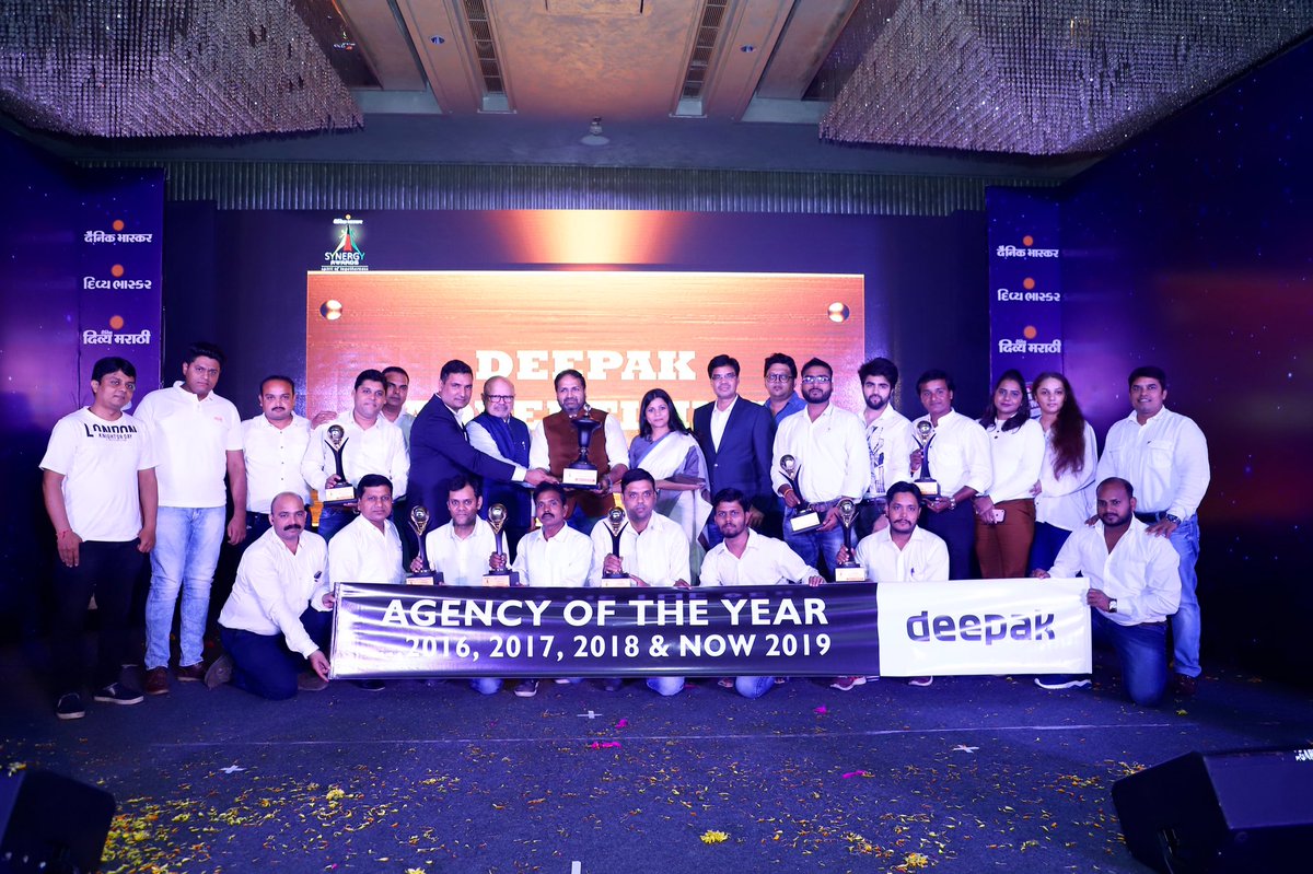 DeepakAdAgency's tweet photo. This just in! #TeamDeepak takes on the stage at @DainikBhaskar Synergy Awards as AGENCY OF THE YEAR for the 14th time and for the fourth consecutive year. 
@djetha - Man of the Moment 
Abhi toh party shuru hui hai 🥂
#Advertising #awards #22SaalBemisaal #advertisingweek https://t.co/Wbrz2MsKGK
