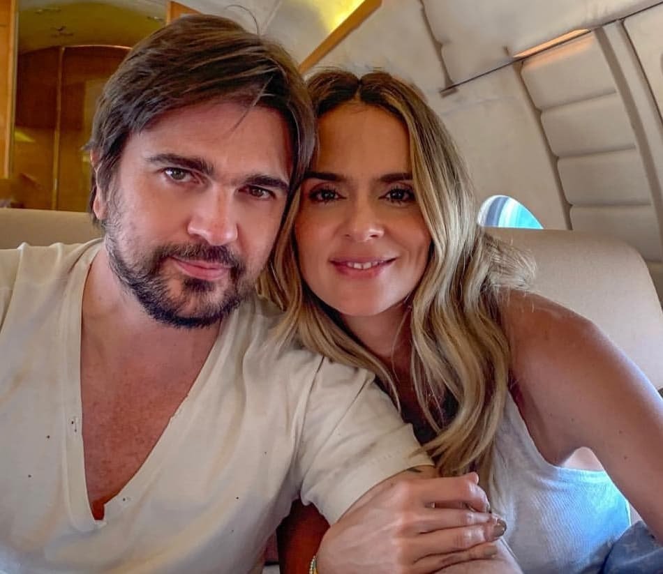 Telemundo's tweet photo. Conoce la historia de amor entre #Juanes y su esposa, #KarenMartínez.🔥❤ Vía @UnNuevoDia (📸 #lachechi) 👉https://t.co/dhrnaa2a8p https://t.co/lqID8Ch3dr