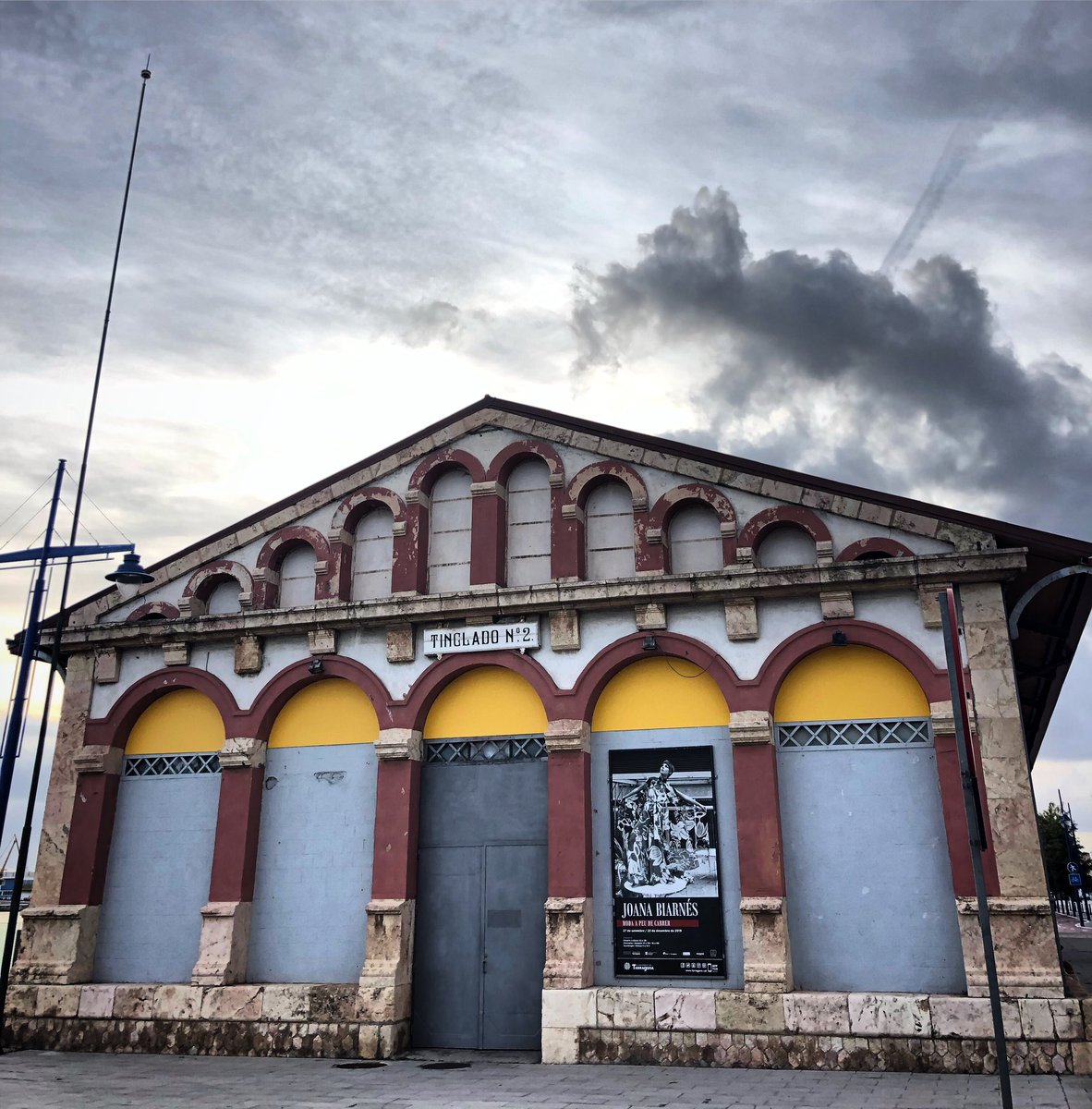 Dia 1 de muntatge! Divendres 27 inaugurem una bella mostra homenatge a l’arxiu de moda de Joana Biarnés al Tinglado 2 del Port de Tarragona. Gràcies <a href="/TGNAjuntament/">Ajuntament de Tarragona</a> <a href="/ajterrassa/">Ajuntament de Terrassa</a> <a href="/EGMLab/">EGM LaboratorisColor</a> i <a href="/esolympus/">OM Digital Solutions</a> i sobretot al gran equip de <a href="/PhotographicSV/">Photographic Social Vision</a> i del Centre Art Tarragona 🙌🏻