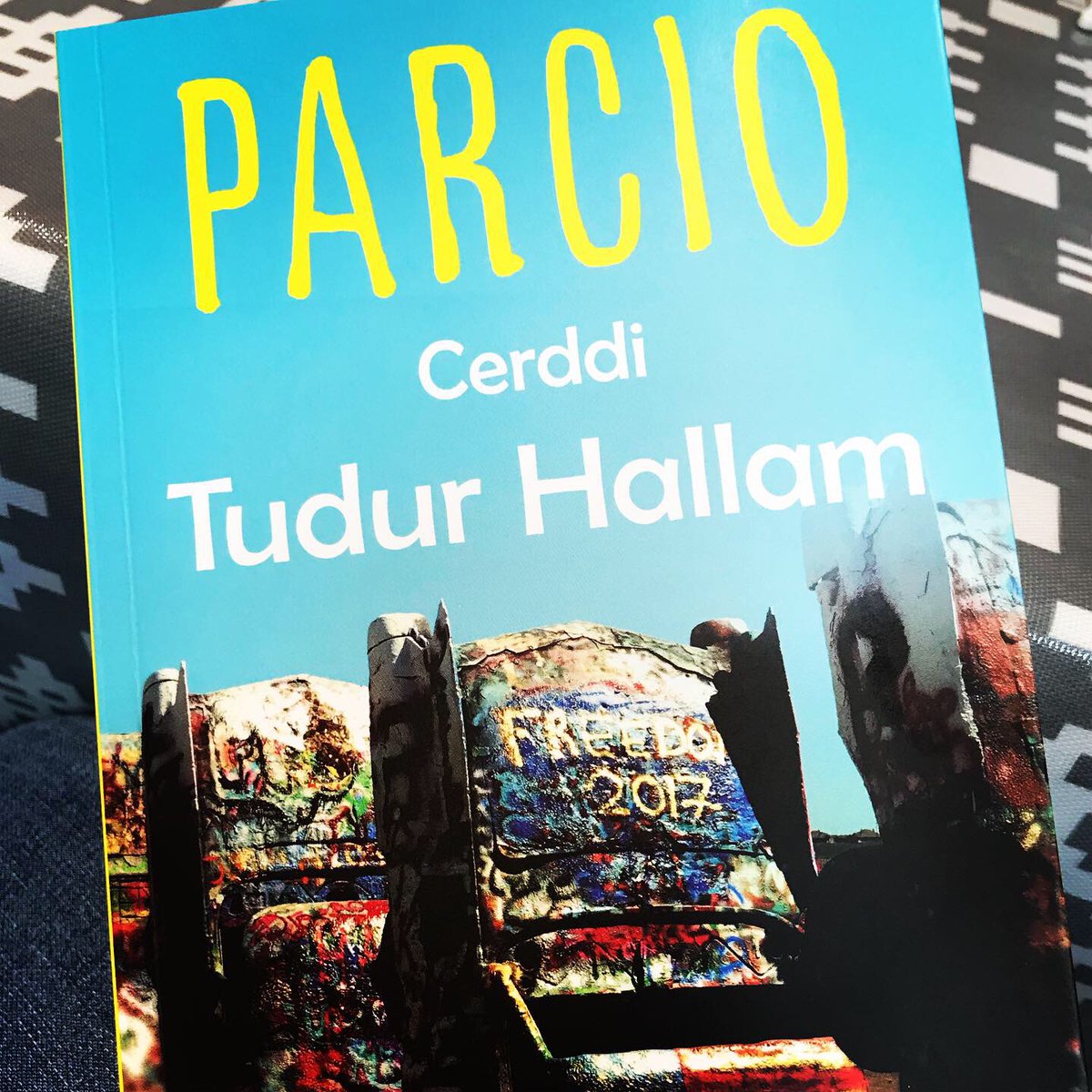 trydarbarddas's tweet photo. Mae #barddymis @BBCRadioCymru mis #medi sef yr Artho Brifardd Tudur Hallam @CymraegAbertawe wedi cael nifer o sgyrsiau diddordol ar amrywiol raglenni yn ystod y mis. Ewch ati i warndo ar y cerddi https://t.co/kqAncmU5u0 Mae ei gyfrol #Parcio yn y siopau fyd! @LlyfrauCymru #yagym https://t.co/MBiBEGbnvp