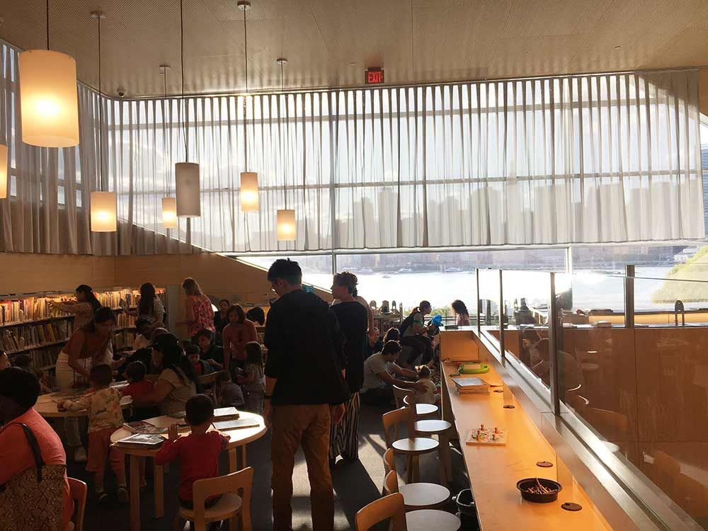 QPLNYC's tweet photo. In just over 2 hours yesterday, #HuntersPoint Library welcomed 1,355 visitors and circulated 840 items—that’s 7 items a minute. Hunters Point was possibly the busiest library in the country during that time! We're so happy our customers were excited to use their new library! https://t.co/OMxmVdxWWR