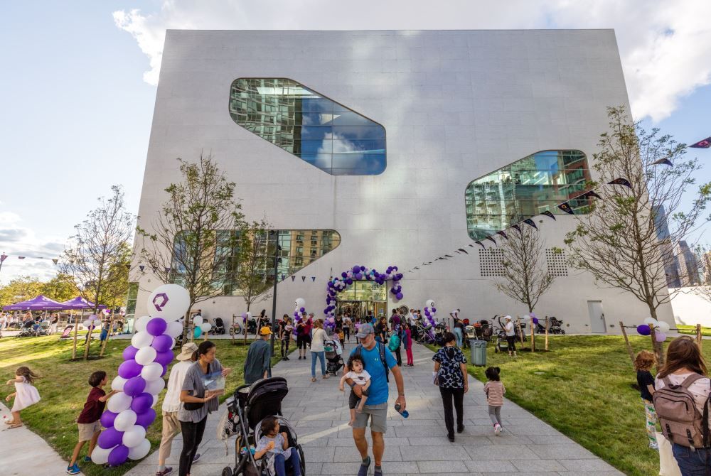 QPLNYC's tweet photo. In just over 2 hours yesterday, #HuntersPoint Library welcomed 1,355 visitors and circulated 840 items—that’s 7 items a minute. Hunters Point was possibly the busiest library in the country during that time! We're so happy our customers were excited to use their new library! https://t.co/OMxmVdxWWR