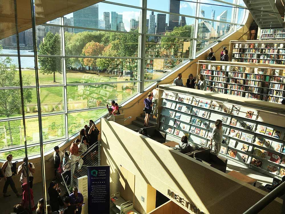 QPLNYC's tweet photo. In just over 2 hours yesterday, #HuntersPoint Library welcomed 1,355 visitors and circulated 840 items—that’s 7 items a minute. Hunters Point was possibly the busiest library in the country during that time! We're so happy our customers were excited to use their new library! https://t.co/OMxmVdxWWR