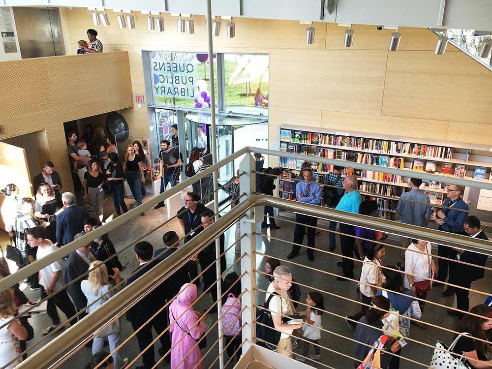 QPLNYC's tweet photo. In just over 2 hours yesterday, #HuntersPoint Library welcomed 1,355 visitors and circulated 840 items—that’s 7 items a minute. Hunters Point was possibly the busiest library in the country during that time! We're so happy our customers were excited to use their new library! https://t.co/OMxmVdxWWR