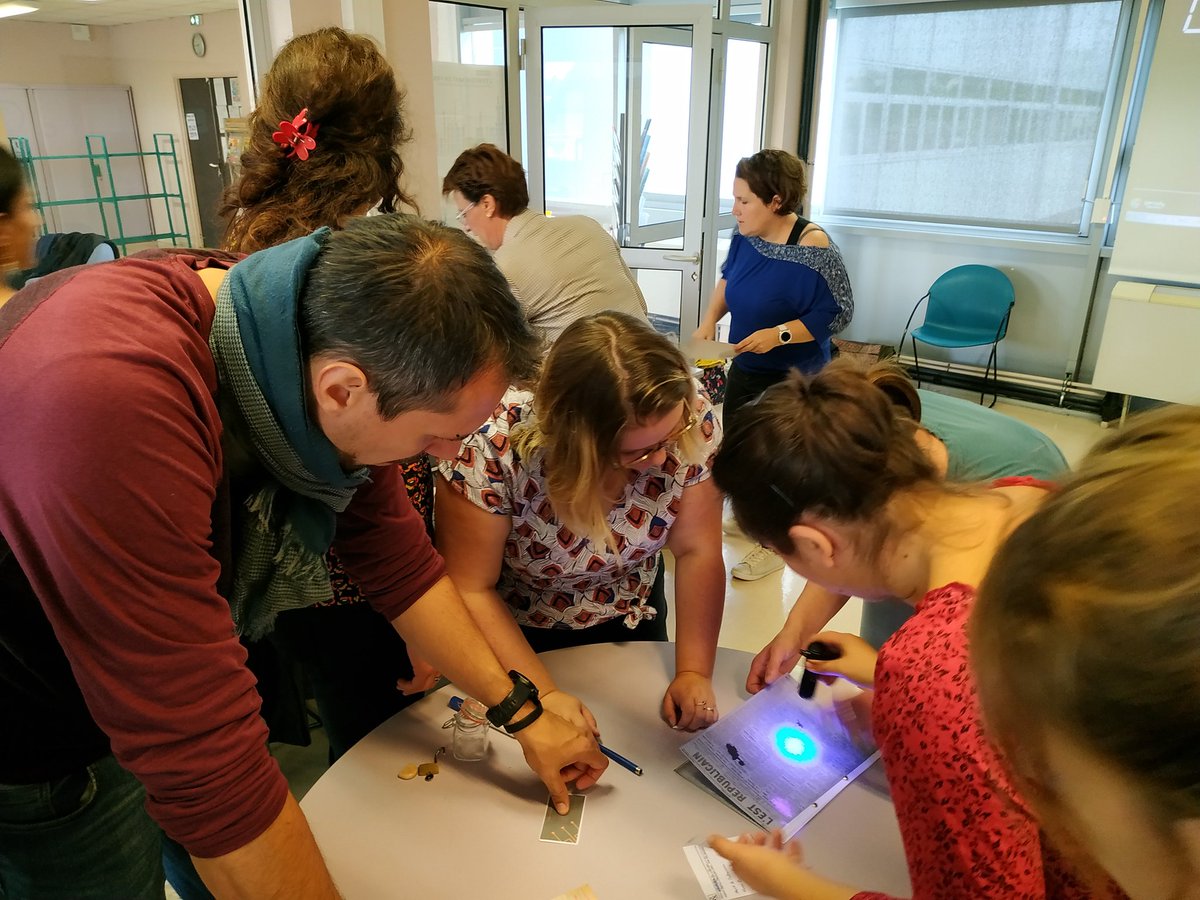 c_zaccardelli's tweet photo. Session de jeu pour les stagiaires qui découvrent le #escapegame soldatas durant la 1ere journée de la formation du #pafdocumentation : comment intégrer les #escapegame à sa #pedagogie ? #profdoc #ludification #academiebesancon @cdicolomb https://t.co/orG70gT02u