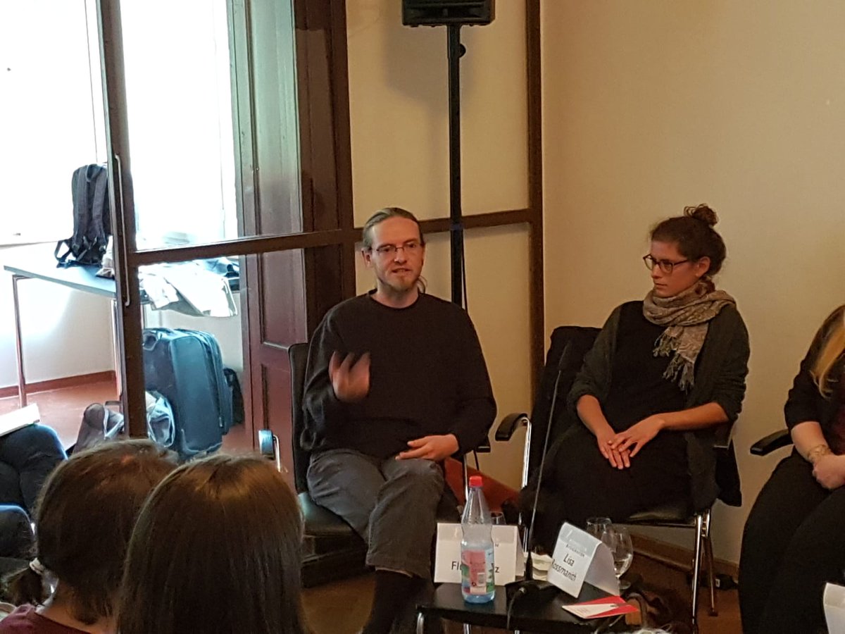 RohnstockBio's tweet photo. Lohnt es sich zu streiten? Oder geht es viel mehr darum, diverse Erfahrungen offenzulegen, um Brücken zu bauen? Katrin #Rohnstock stellte heute auf der @KonferenzGT die Antwort vor: unser Veranstaltungsformat #Erzählsalon.
#Zukunft #VillaRosenthal #Jena @jenakultur @UniJena https://t.co/X1ua2GvW3D