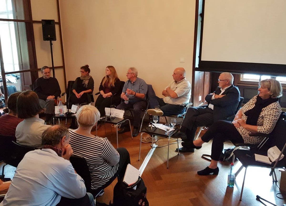 RohnstockBio's tweet photo. Lohnt es sich zu streiten? Oder geht es viel mehr darum, diverse Erfahrungen offenzulegen, um Brücken zu bauen? Katrin #Rohnstock stellte heute auf der @KonferenzGT die Antwort vor: unser Veranstaltungsformat #Erzählsalon.
#Zukunft #VillaRosenthal #Jena @jenakultur @UniJena https://t.co/X1ua2GvW3D