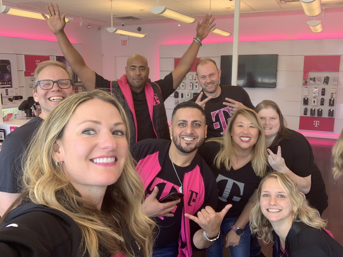 JeannieTmo's tweet photo. Stopped by Smart choice in Lemont. Thanks for a great store visit. #SmartChoice #TPR #TMobile https://t.co/65oMfBpYaW