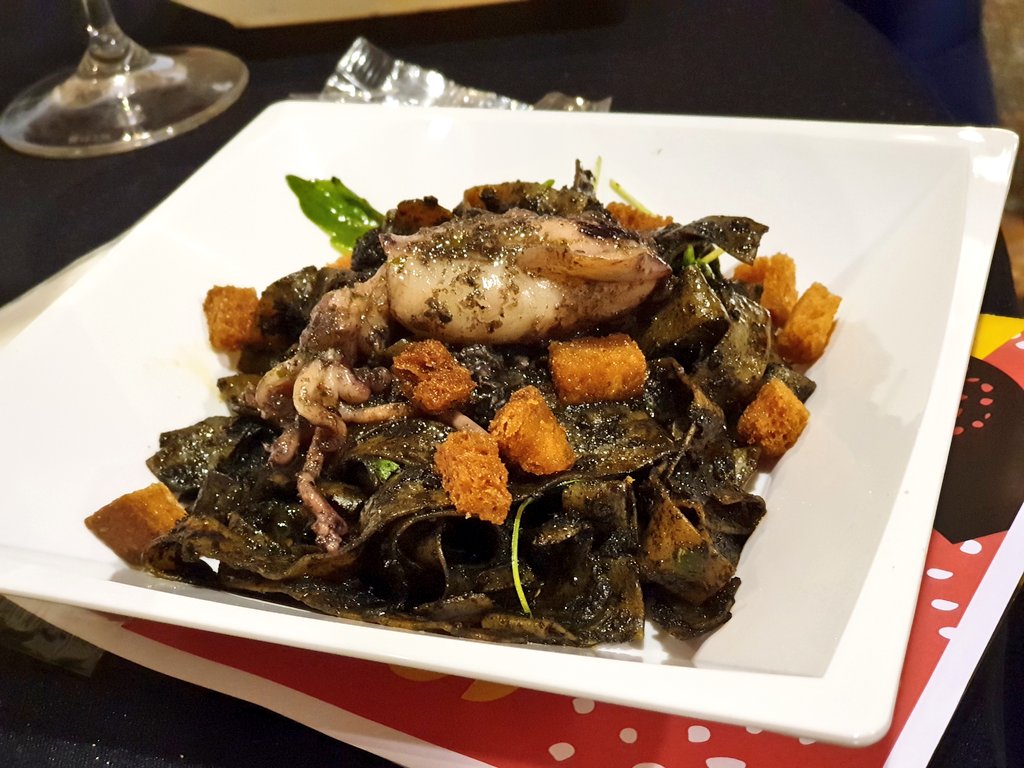 El campeón gastronómico de la #NitdelsMàgnums de <a href="/RestElCentre/">Hatsukoi by El Centre</a> : Tagiarelles al Nero di Sepia amb calamarcets de platja con rúcula y albahaca fresca🤤

Sencillamente ¡¡¡ESPECTACULARES!!!! 👏🏻🔝🔝

#ElsGolafres 
#elvinet 
#CavaTast #foodies #FoodLovers