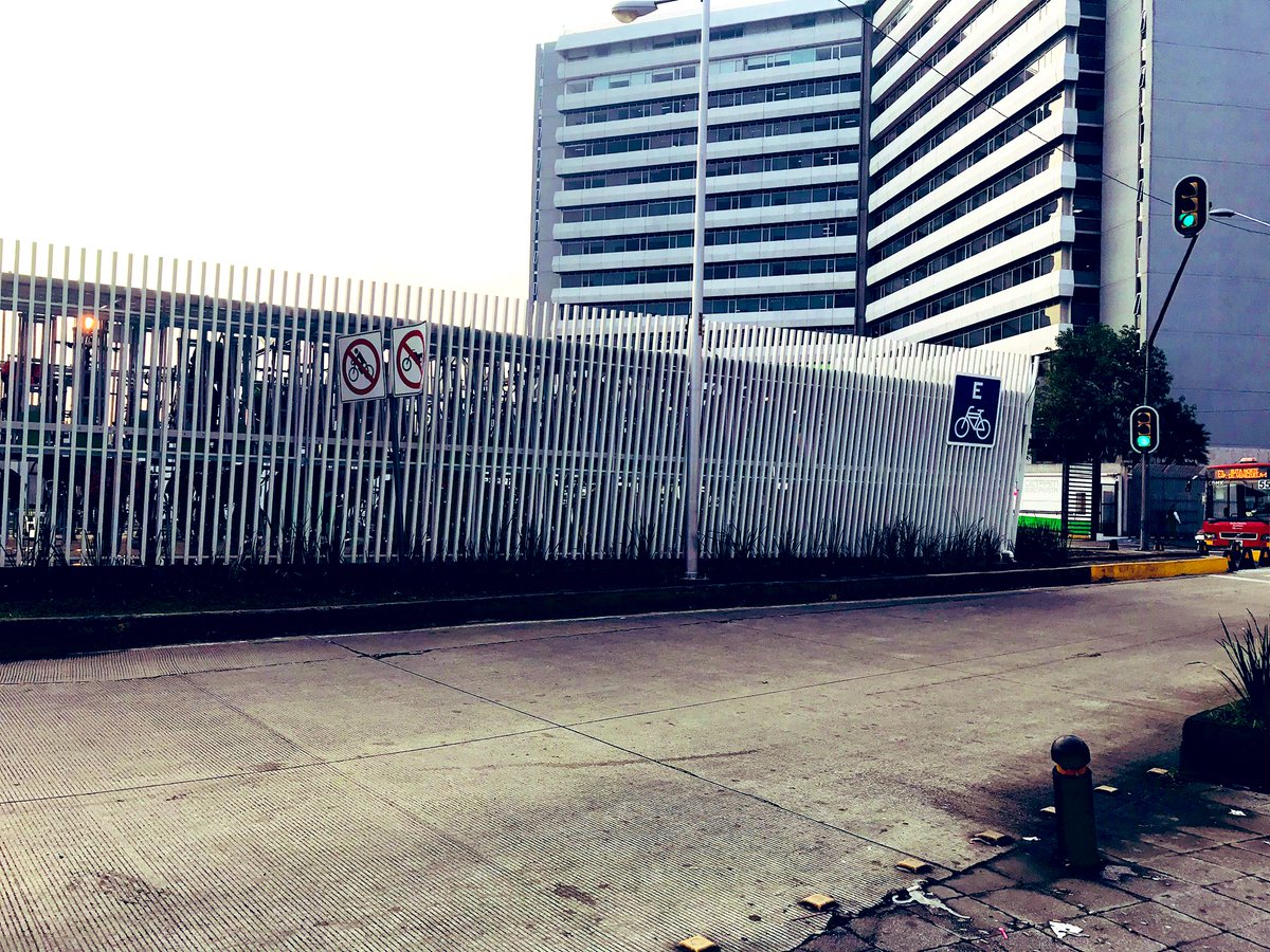 alelealv's tweet photo. Hoy con el grupo de la Especialización en #EspacioPúblico y #Movilidad #EPYMU #Unam visitamos el #biciestamiento semimasivo en #Buenavista con capacidad de 128 bicis, inaugurado en junio 2019 por @LaSEMOVI https://t.co/anvZIivRmQ https://t.co/3N5pIAd17O