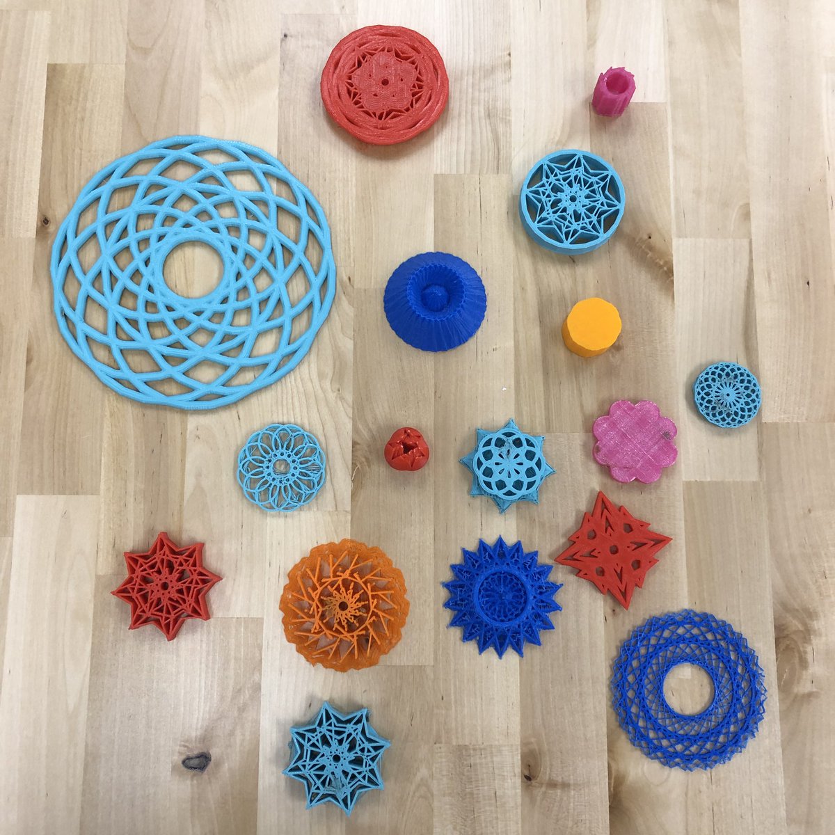 TechWithMrsW's tweet image. Now for the big reveal...
I could not be more thrilled with how these SPECTACULAR coded 3D designs turned out! I love the variety of designs based off the same principles. #tinkercadcodeblocks #girlswhocode #innovationlab #geometryclass @tinkercad @StCatherinesRVA