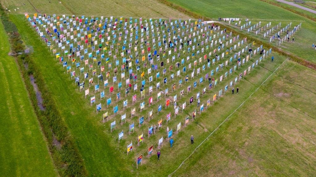 Na het daverende succes van The Colorfield Performance in Sloten  is er nu een nieuwe editie op komst en wel op het Zuiderstrand in Den Haag 2021. Daar worden door ruim 500 kunstenaars evenveel schilderijen gemaakt. Meer info op:kunstinzicht.nl/portfolio/werk…