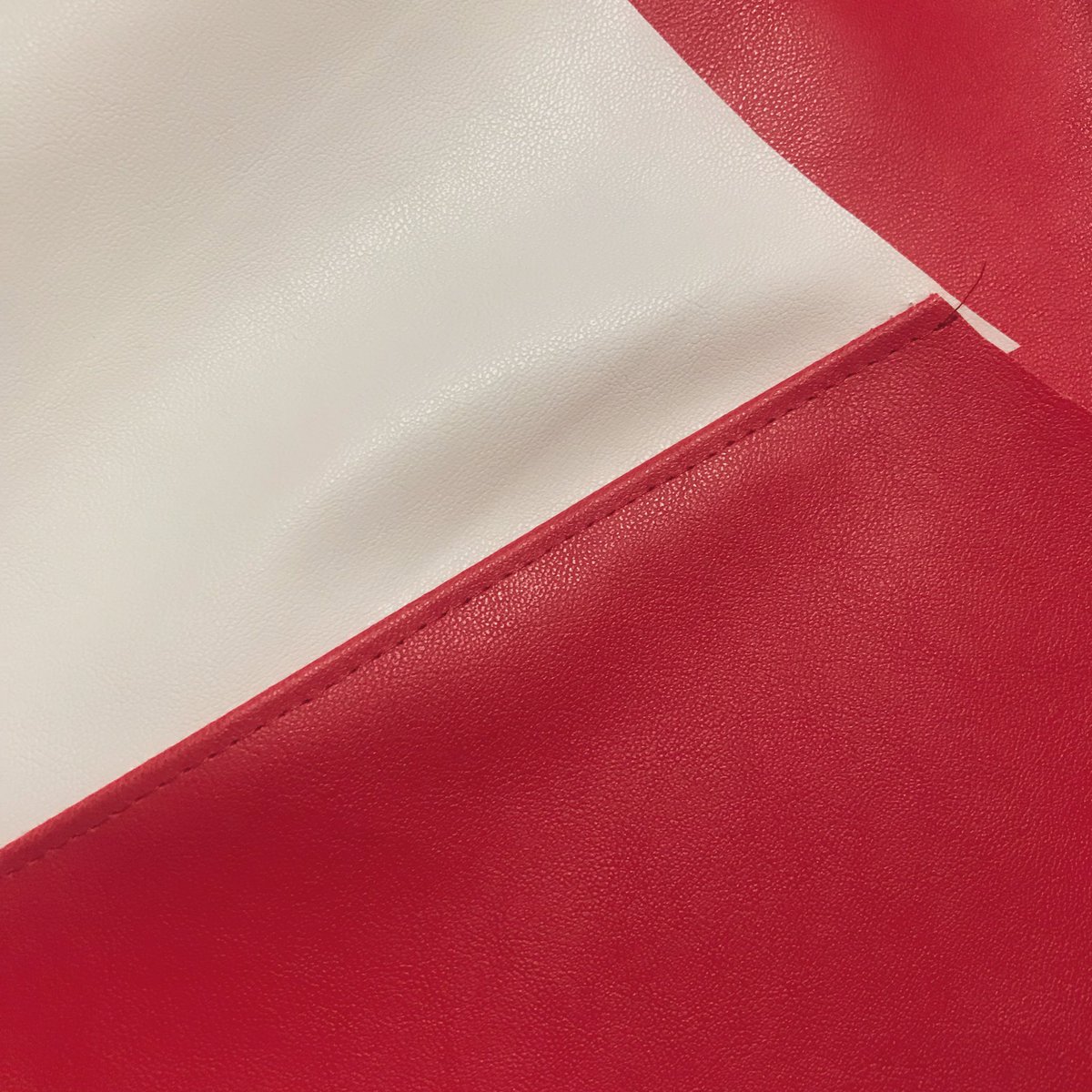 AtelierItsuki's tweet photo. Steppnähte können das Nahtbild unterstützen und besonders bei dickem Material ein schöneres Gesamtbild ergeben, da die Nahtzugabe sich nicht mehr hin und her bewegen kann.
Je dicker das Material, um so größer sollte der Stich sein und der Abstand zur Nahtkante. https://t.co/RtvJoLt16m