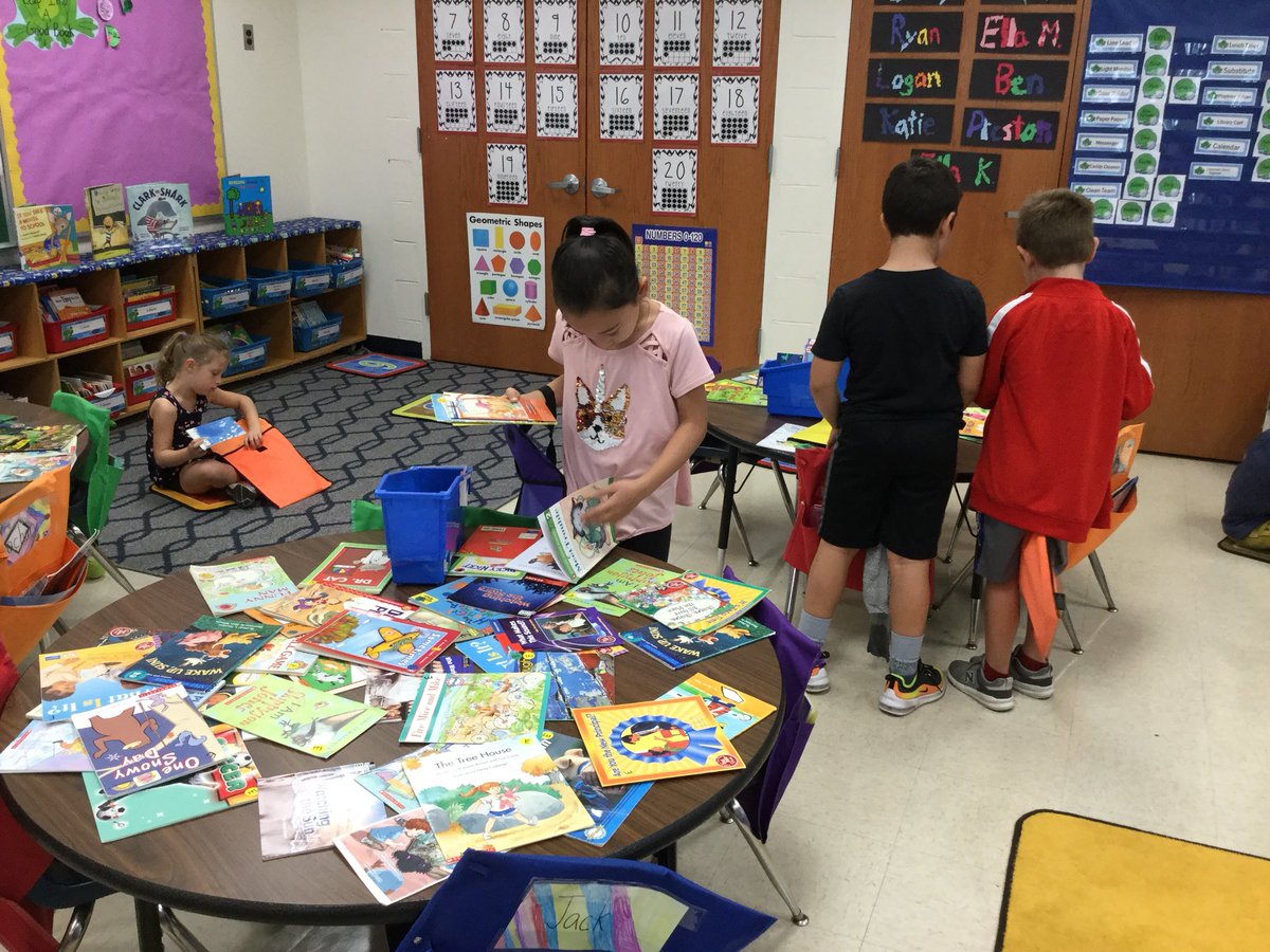 lamurphy30's tweet photo. First graders were excited to book shop and fill their book baggies with “just right books”. @Hubbard_School #personalAttributes https://t.co/qFAQvjR9Xx