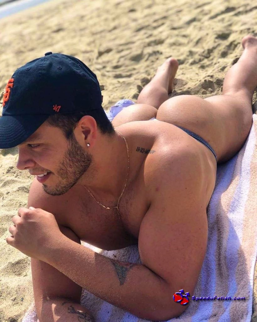 aussiespeedoguy's tweet photo. I don't have the courage that this guy has to wear a thong at the beach, do you?

#thongthursday #malethong #malegstring #swimwear #thong #gstring #gbanger https://t.co/hpdLql3ntM