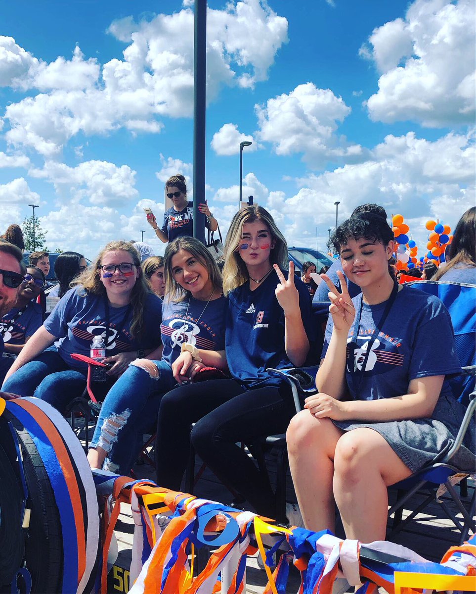 BridgelandChoir's tweet photo. Parade Time! More pics to come! Choir brought the SPIRIT 💙🐻🧡#BridgelandBest https://t.co/IotTA2upPw