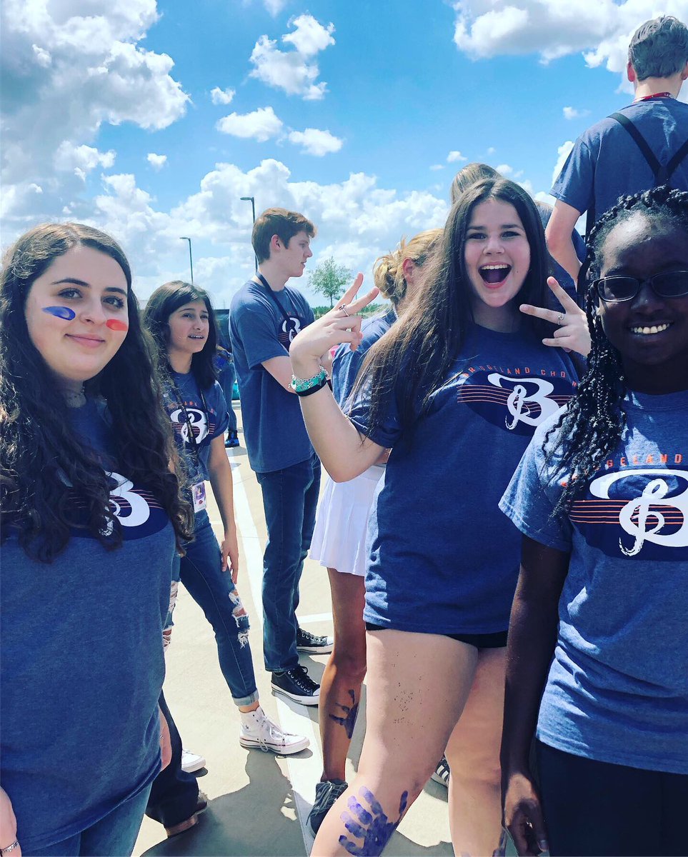 BridgelandChoir's tweet photo. Parade Time! More pics to come! Choir brought the SPIRIT 💙🐻🧡#BridgelandBest https://t.co/IotTA2upPw