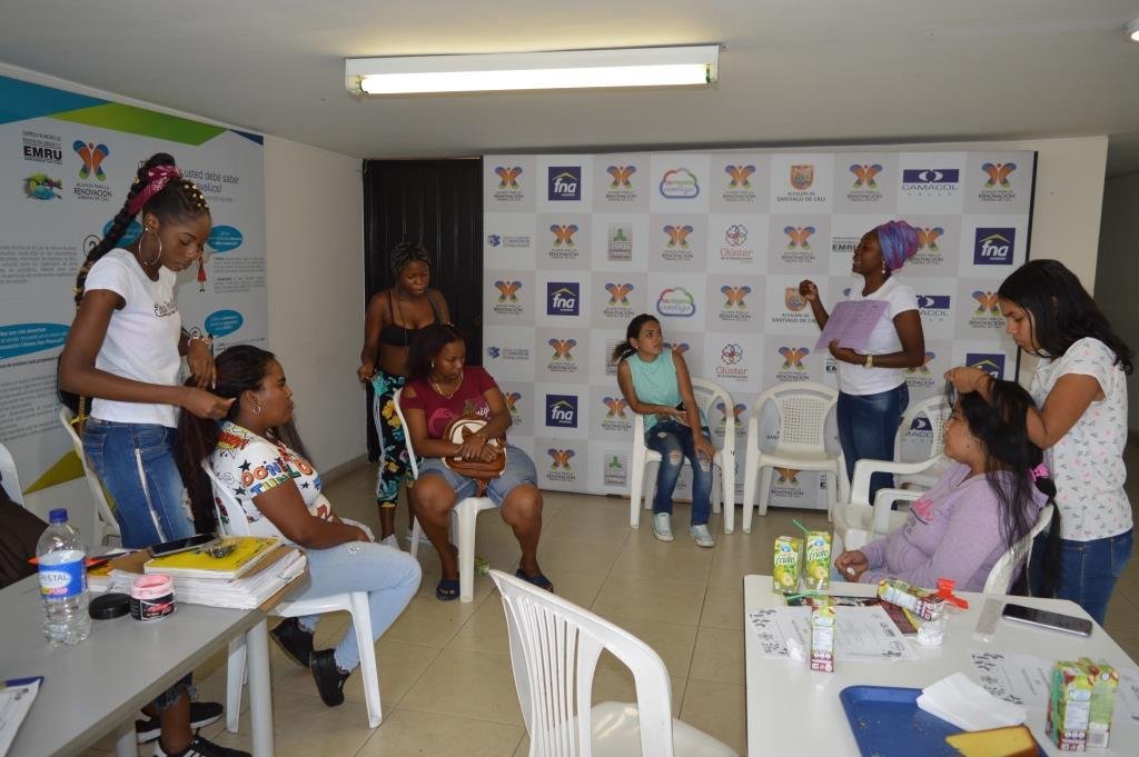 edrucali's tweet photo. #GaleríaEmru Mujeres del área #RenovaciónUrbana del centro de Cali, continúan su proceso de formación y emprendimiento, a través del cuidado del cabello, la elaboración de peinados y trenzas. De la mano de @AlcaldiaDeCali @emrucali y #ÉtnicaCosmetics #Emru #CaliProgresaContigo https://t.co/pPRGzX96X9