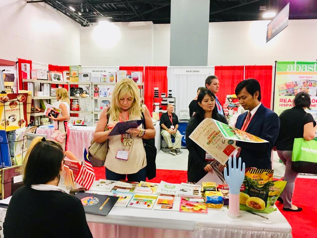 TheNadzri's tweet photo. Here are some photos of our team in action during our participation in the #AFBShow23. For those that were unable to meet us at the trade show, you can always inquire about Malaysia’s products / services through:
📧 miami@matrade.gov.my
📞 +1 (305) 267-8779
#ChooseMalaysia 🇲🇾 https://t.co/WXzXPBICM7